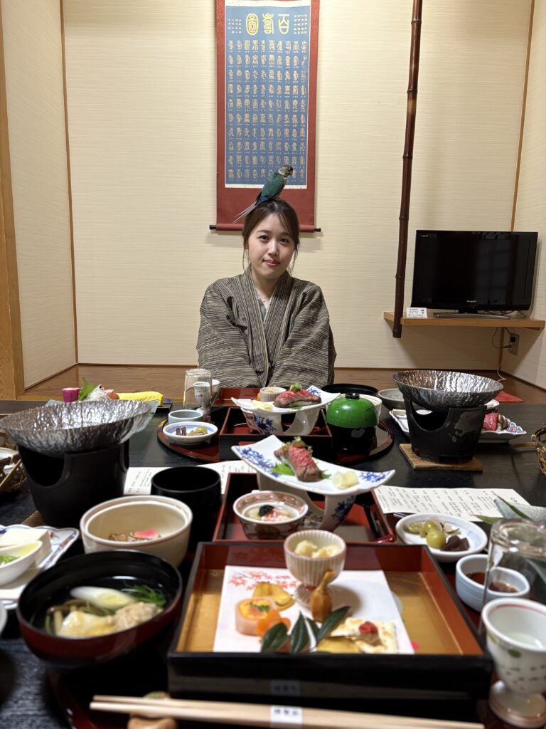 須賀谷温泉でキーちゃんと飼い主が一緒に過ごした夕食の時間